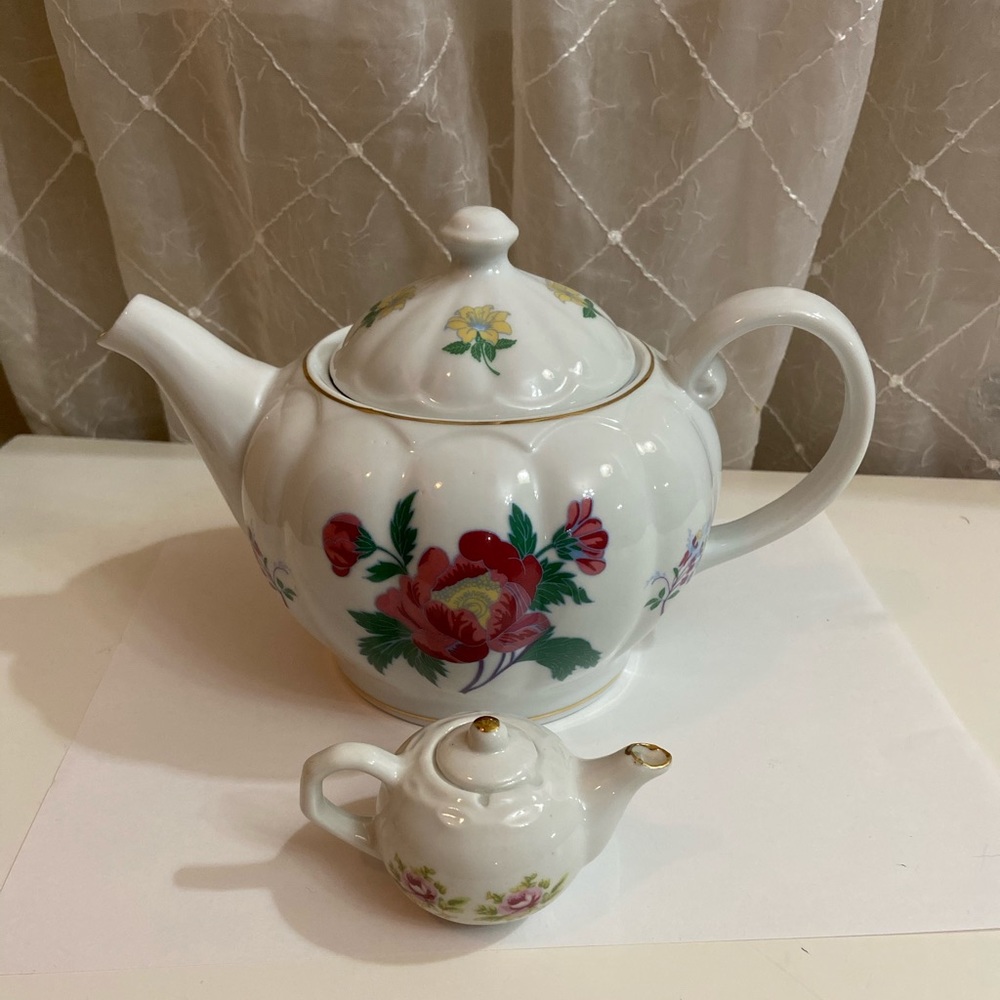 Laura Ashley tea pot plus Mini